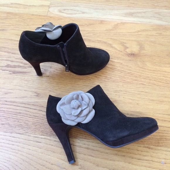 D:Fuse suede ankle boots with 3D flowers brown 8.5 - Picture 3 of 7